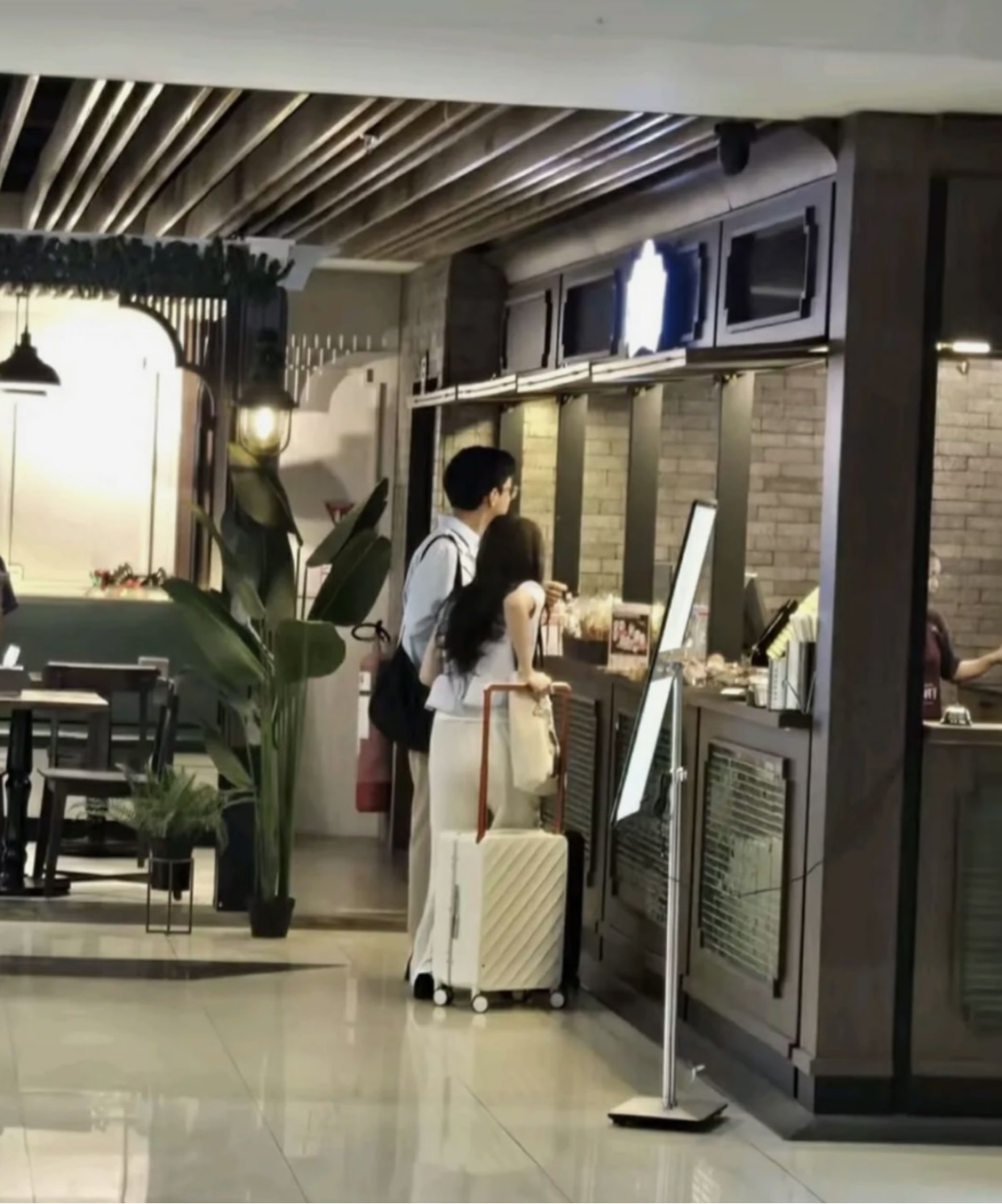 Ngày Anh Nhận Giấy Kết Hôn , Tôi Ra Nước Ngoài